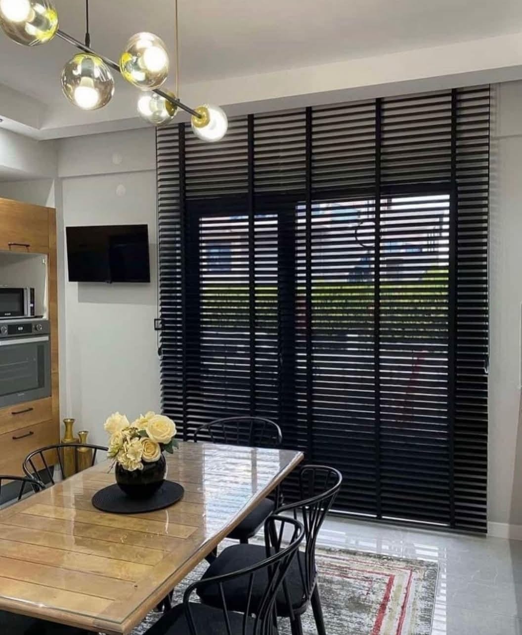 Drveni venecijaneri — moderna trpezarija